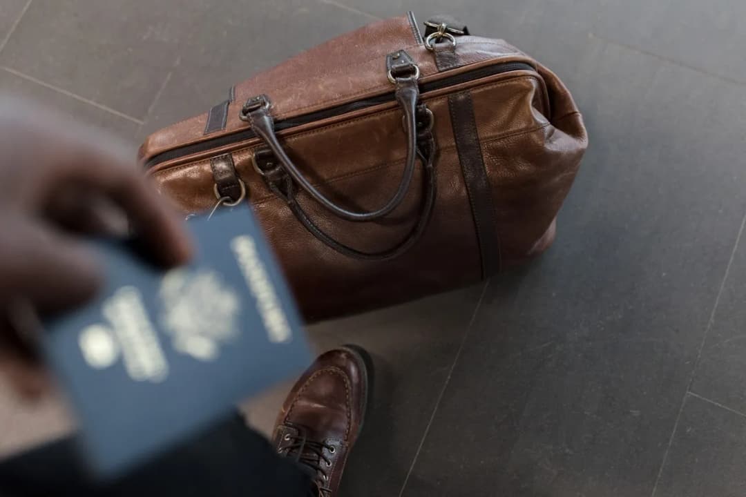 Czy można przewozić pamiątki w bagażu podręcznym? Oto ważne zasady